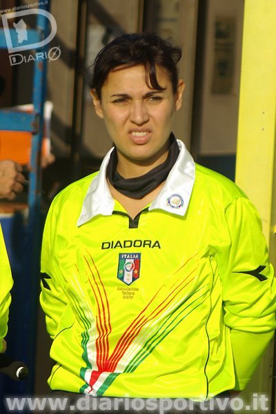 L'assistente di gara prima dell'ingresso in campo
